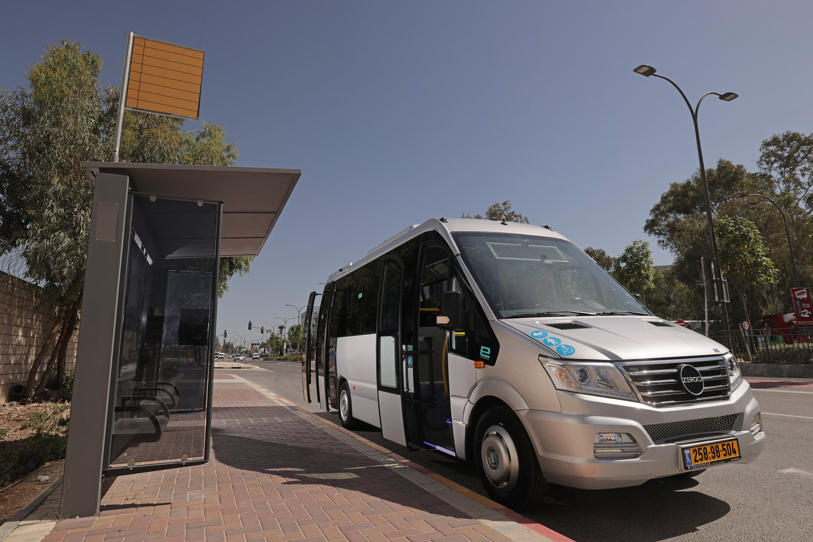 מיניבוס חשמלי מבית QEV. צילום: רונן טופלברג