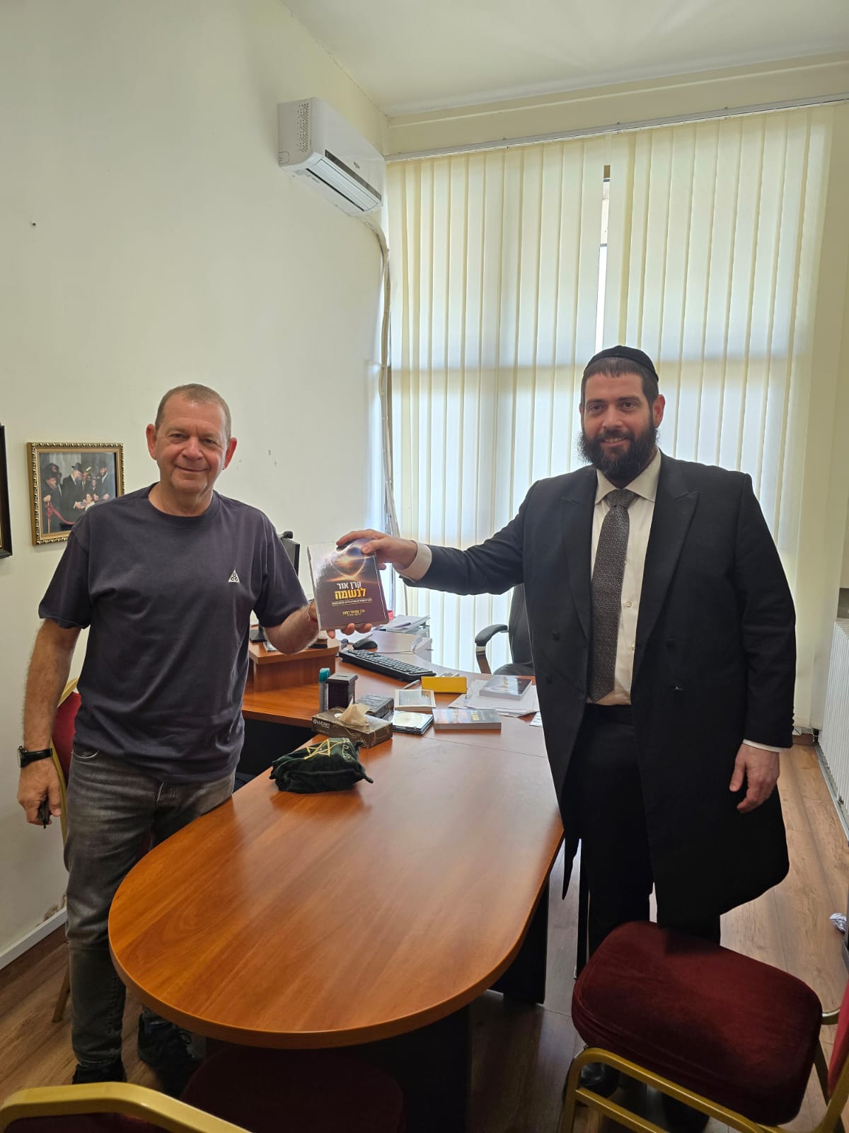 מנכל ישראייר אורי סירקיס בביקור אצל הרב רסקין בבודפשט