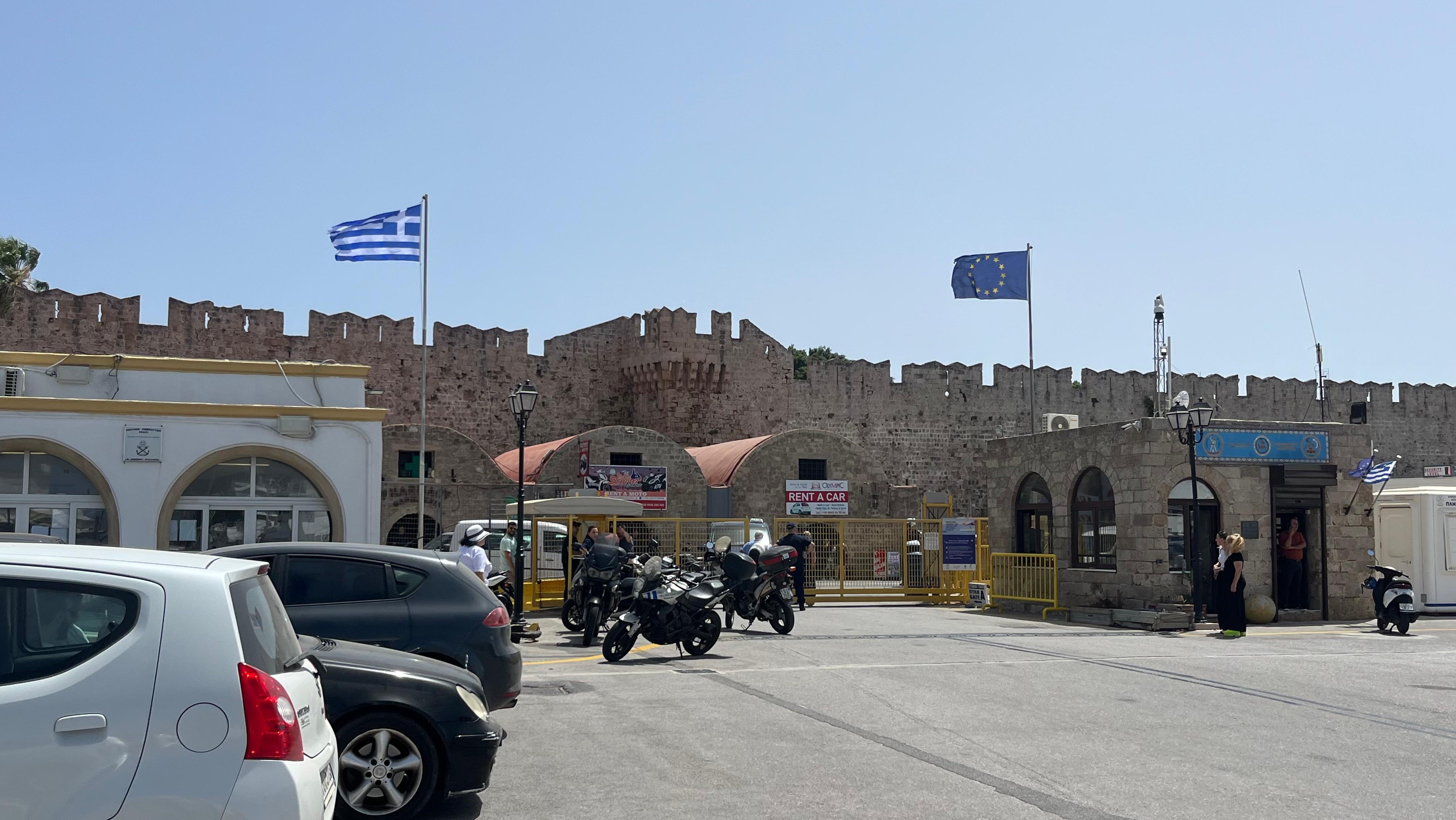 כוחות משטרתיים בנמל רודוס לקראת עגינת אוניית 