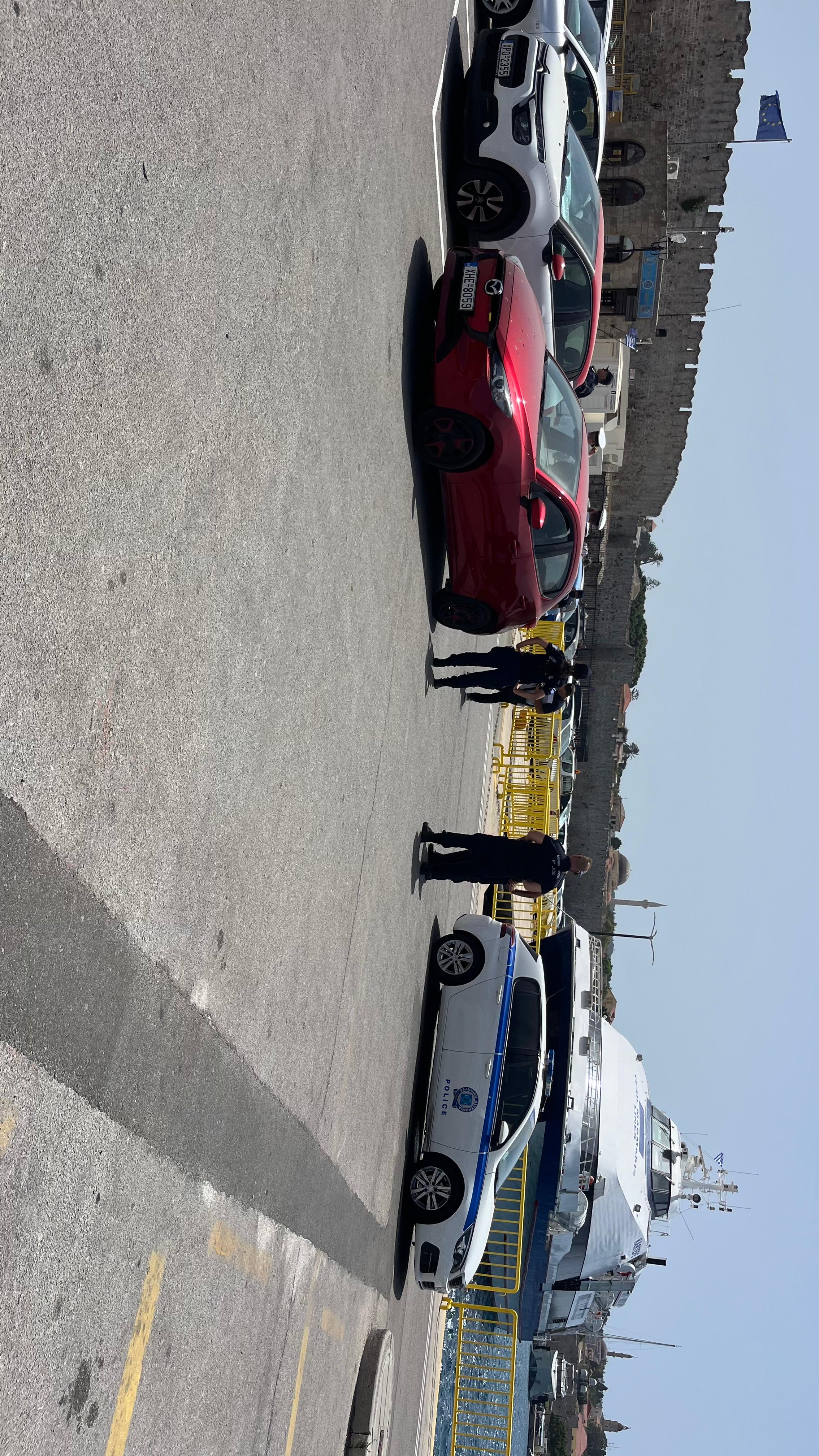כוחות משטרתיים בנמל רודוס לקראת עגינת אוניית