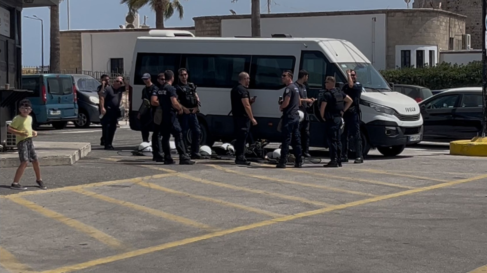 כוחות משטרתיים בנמל רודוס לקראת עגינת אוניית מנו ספנות. צילום: עמית קוטלר