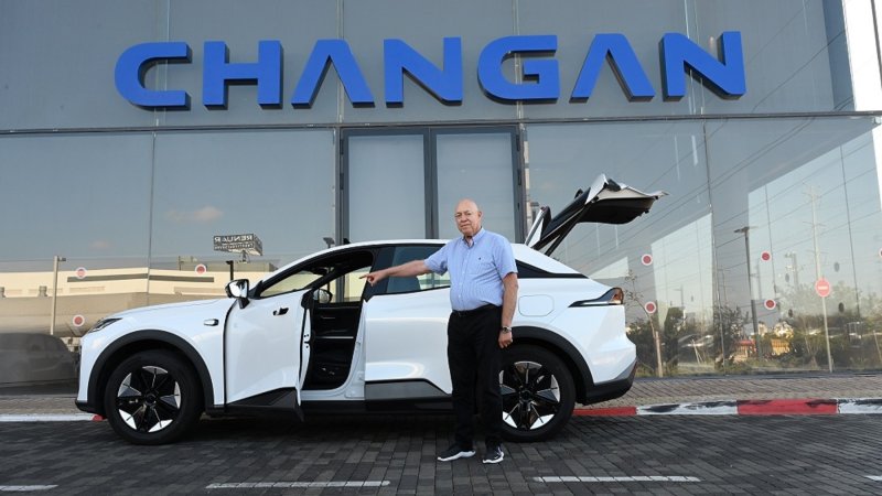 צבי נטע יור מכשירי תנועה ליד מכונית CHANGAN