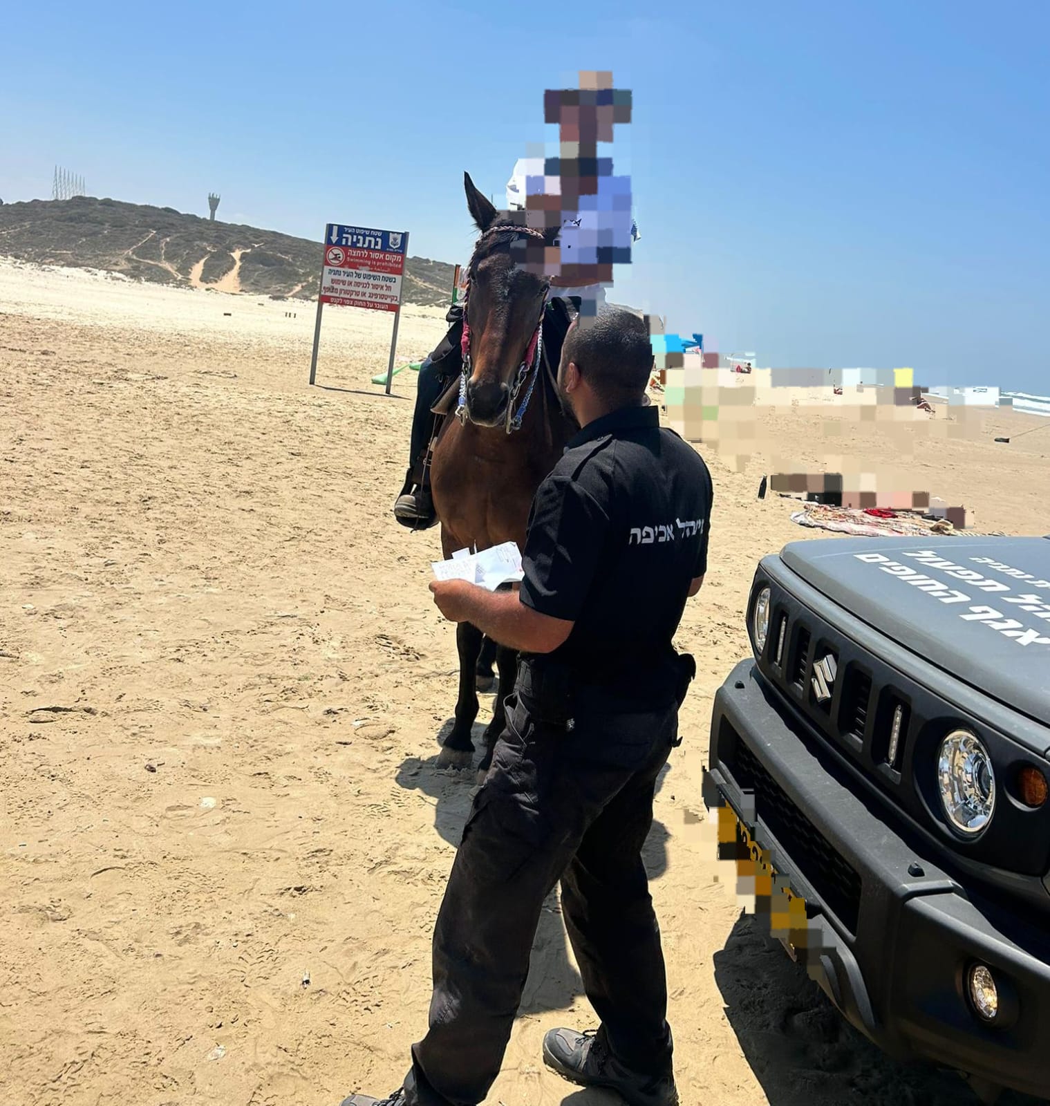 סוס בחוף נתניה. צילום: דוברות המשטרה