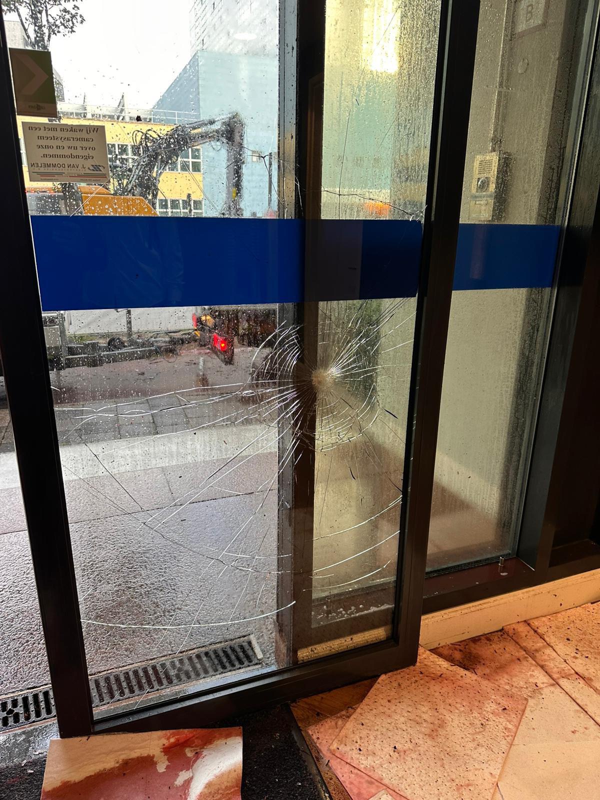 ונדליזם בשגרירות ישראל בהאג. צילום: שגרירות ישראל בהולנד