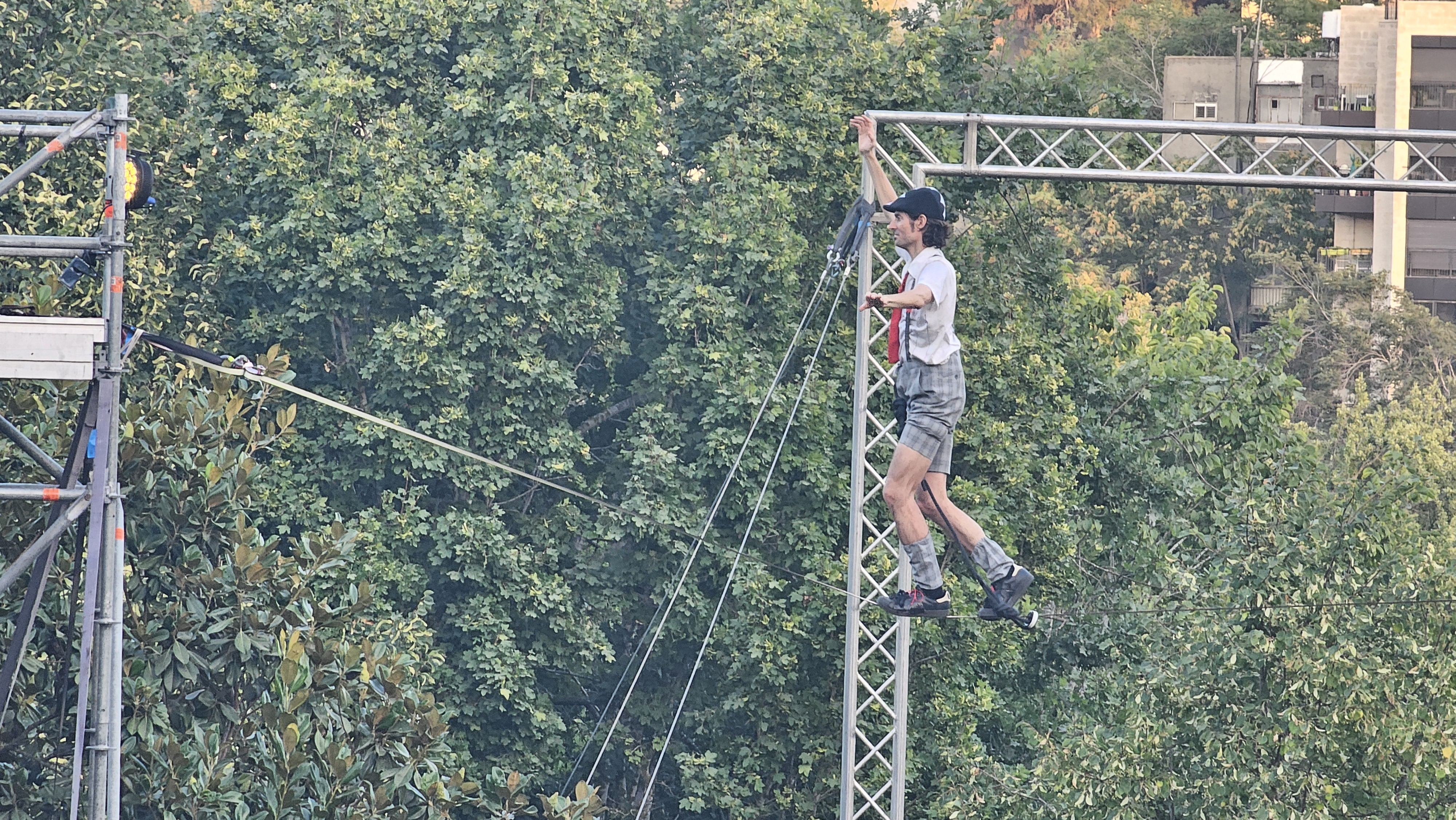 הליכה על חבל בגן הבוטני בירושלים. צילום: אירה מקיינקו