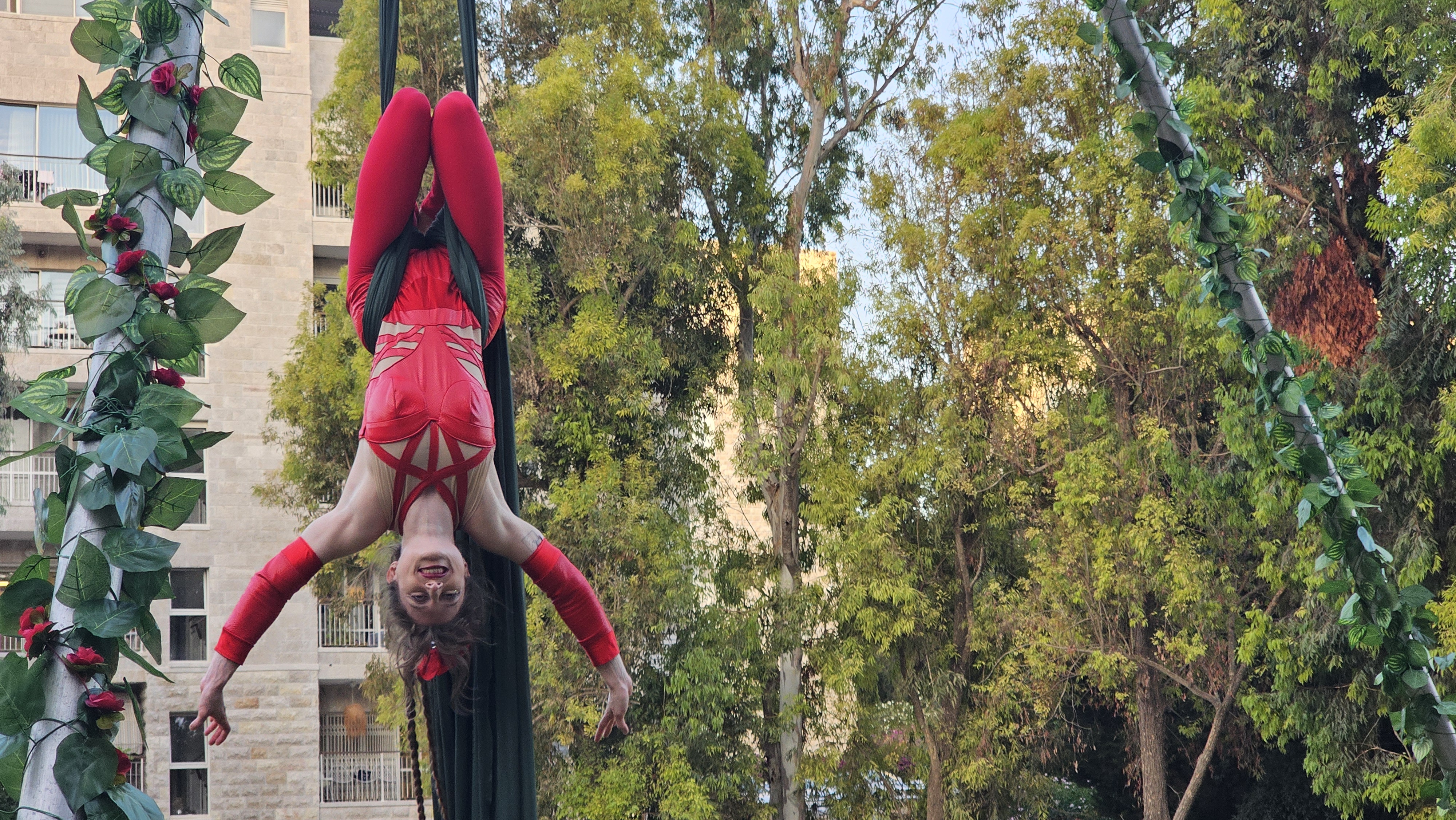 קרקס ביער בגן הבוטני בירושלים. צילום: אירה מקיינקו