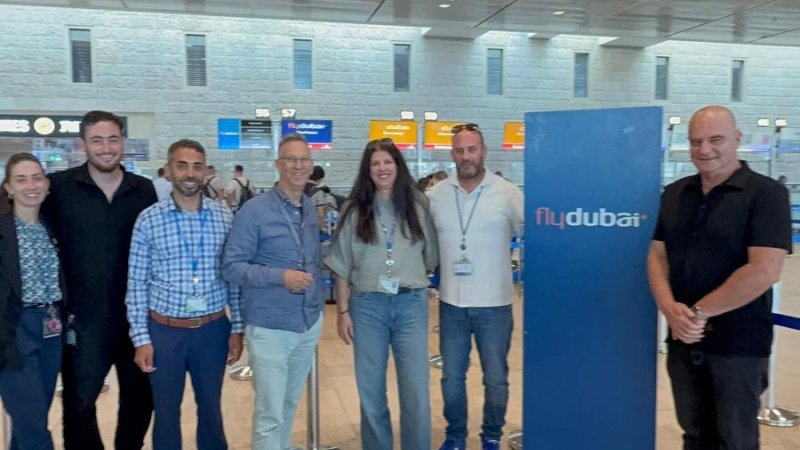 במרכז אודי בר עוז עם צוות פליי דובאי בישראל. קרדיט: flydubai