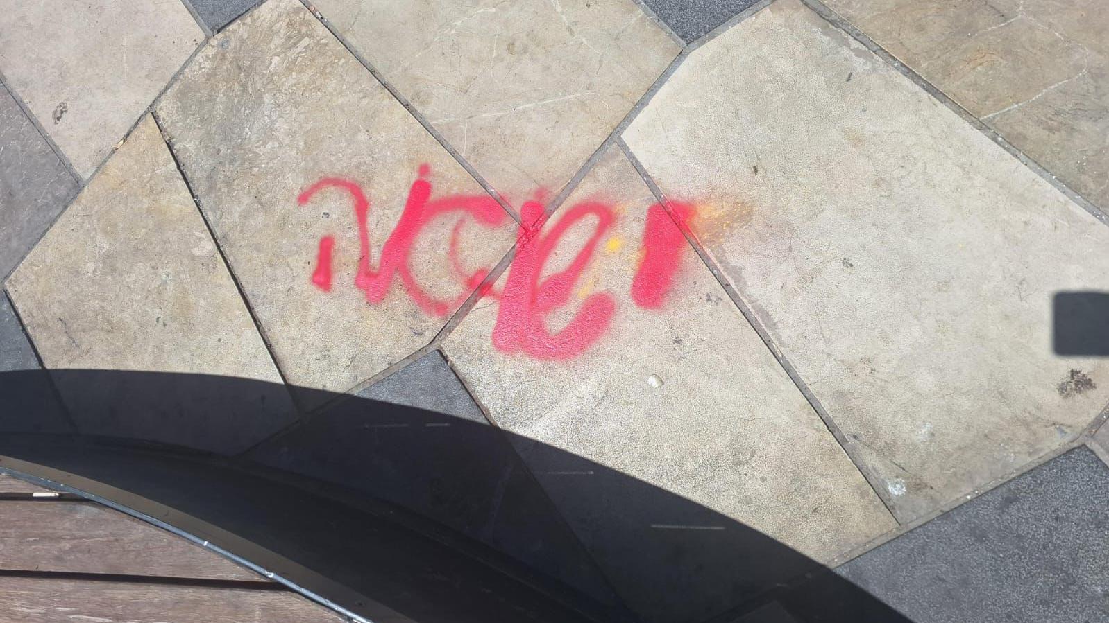 צעיר ריסס כתובות בתחנת הרכבת הקלה