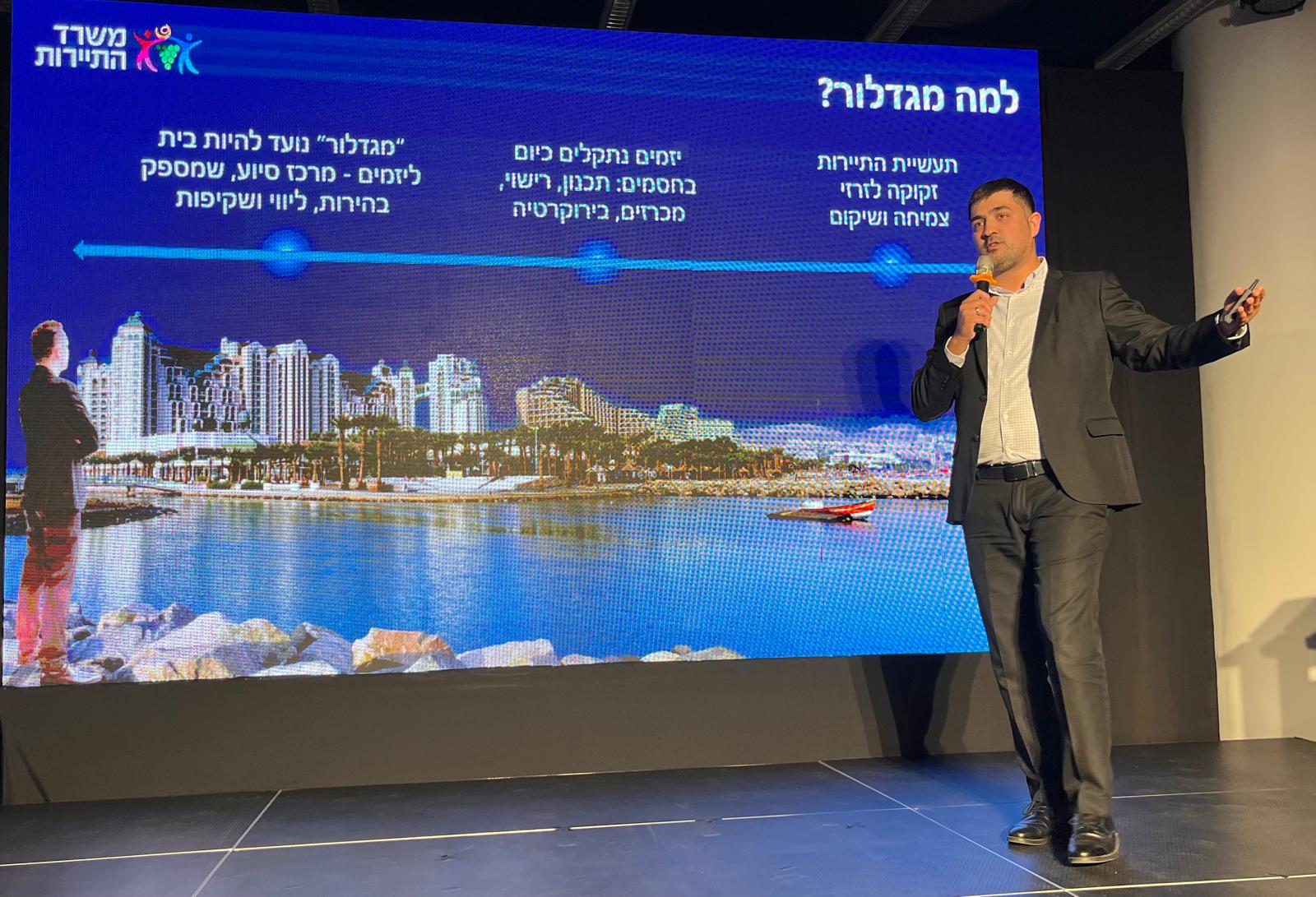הקמת יחידת מגדלור. צילום: משרד התיירות