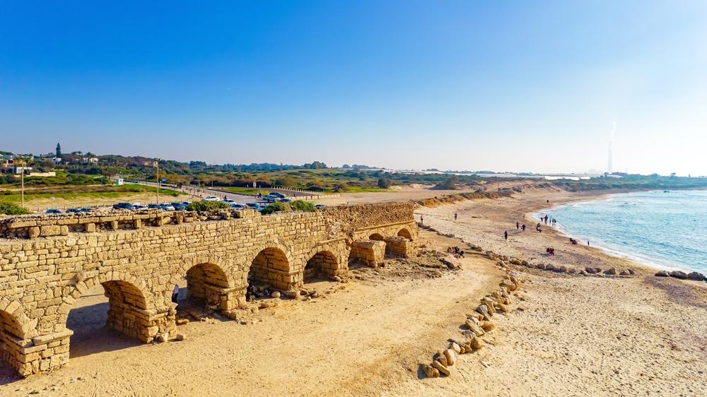 חוף הקשתות, קיסריה