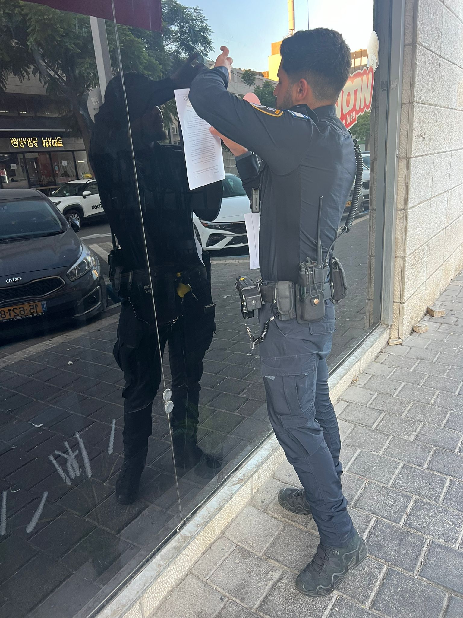 סגירת המסעדה. צילום: דוברות המשטרה