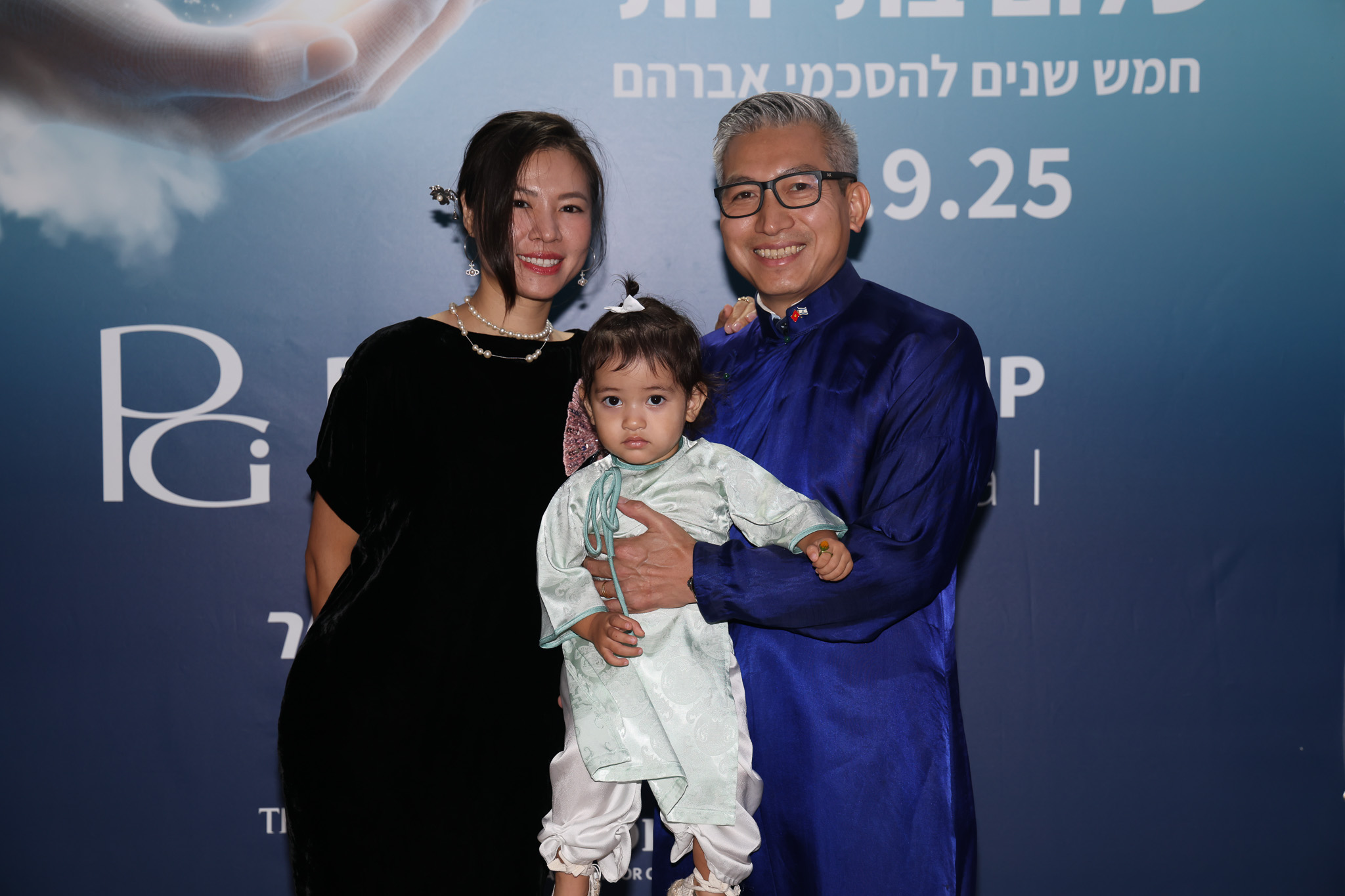  שגריר וייאטנם בישראל Ly Duc Trung ומשפחתו. צילום: סיון פרג'