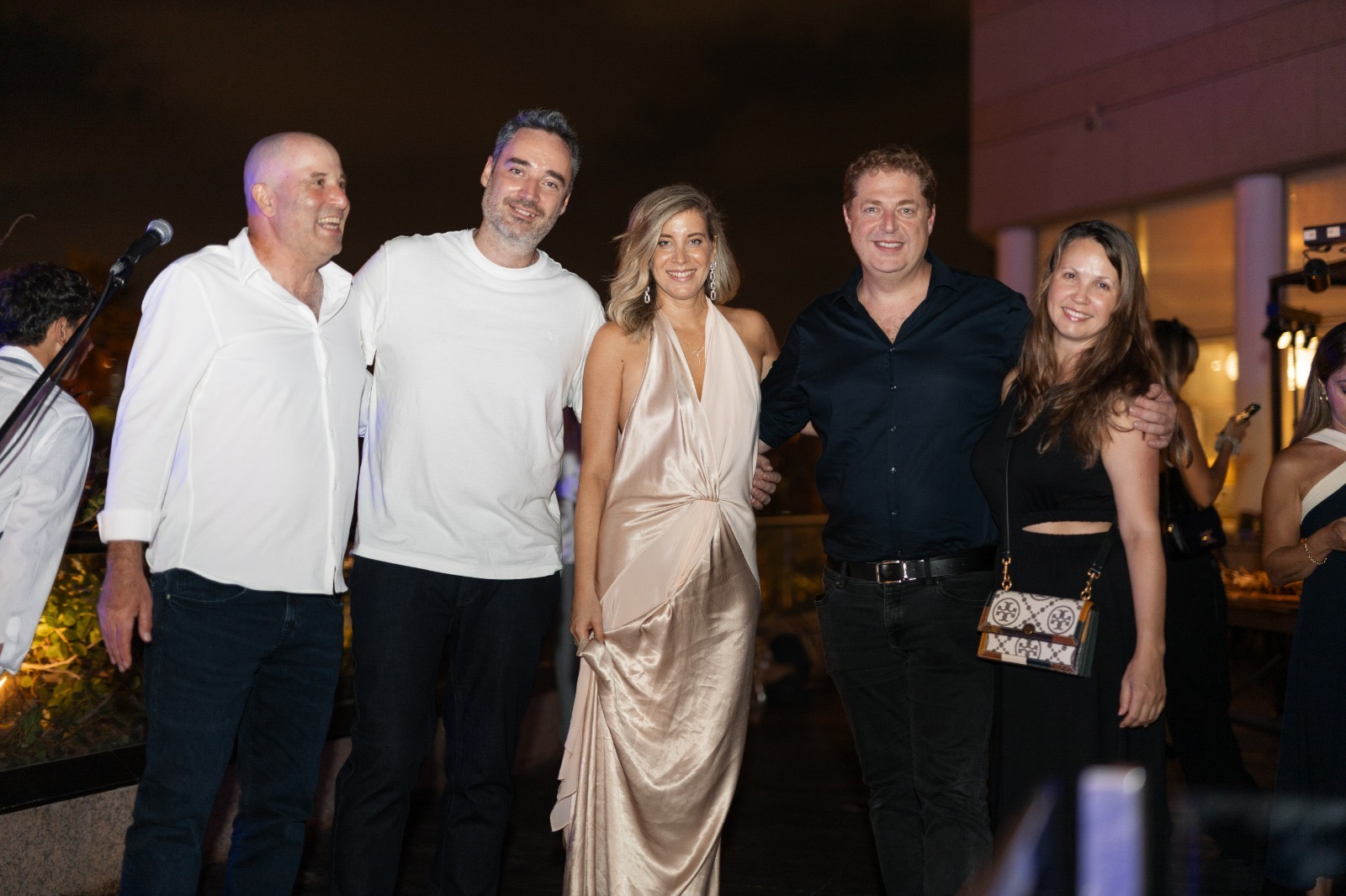 דן קצ'נובסקי ורעייתו בעלים ומנכ"ל מרכז הנדלן, טלי רז גינוט, איליה בורגקוב, אייל קשדן. צילום: אדיר אסף