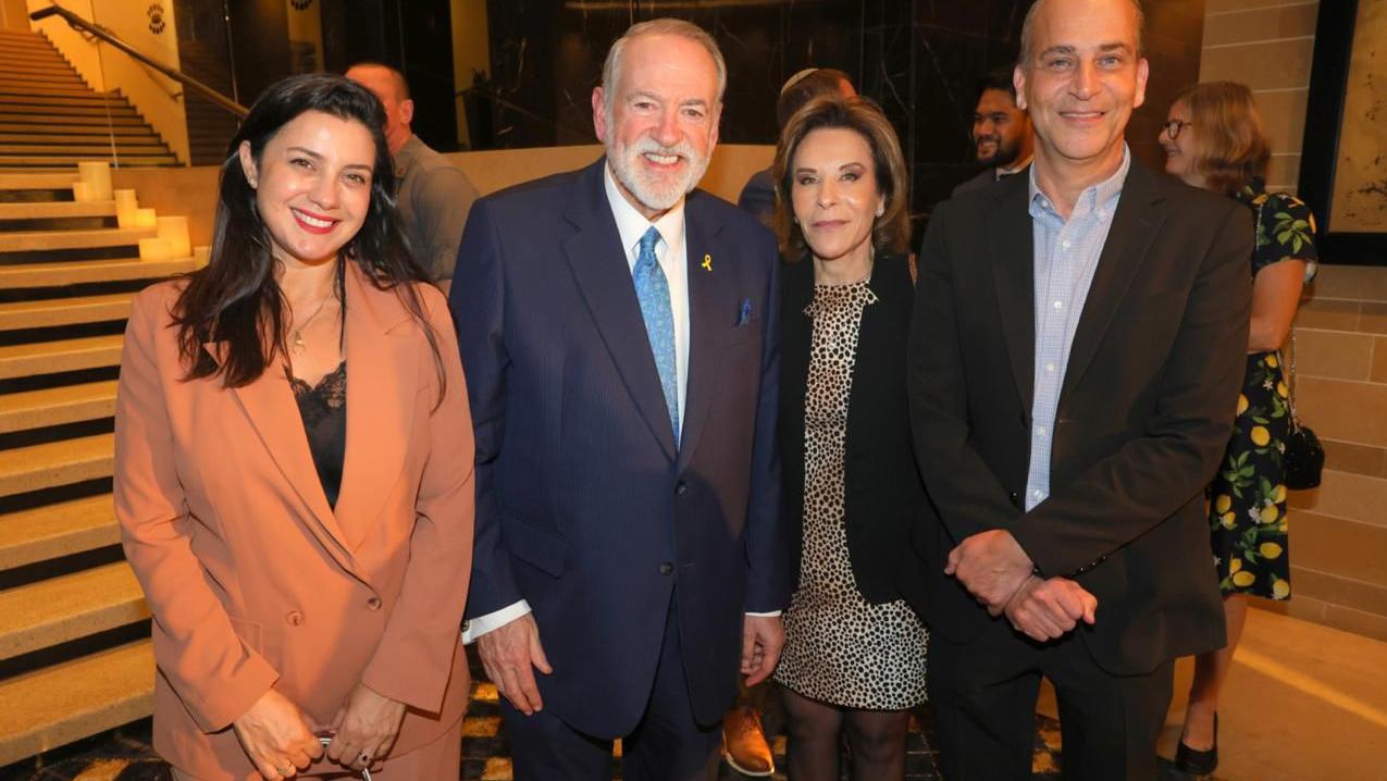 מימין: אלי כהן, נשיא ההתאחדות  רומי גורודיסקי, סמנכ״לית בהתאחדות מייק האקבי, שגריר ארהב בישראל סיון דטאוקר, מנכ״לית ההתאחדות באירוע הרמת הכוסית של התאחדות המלונות
