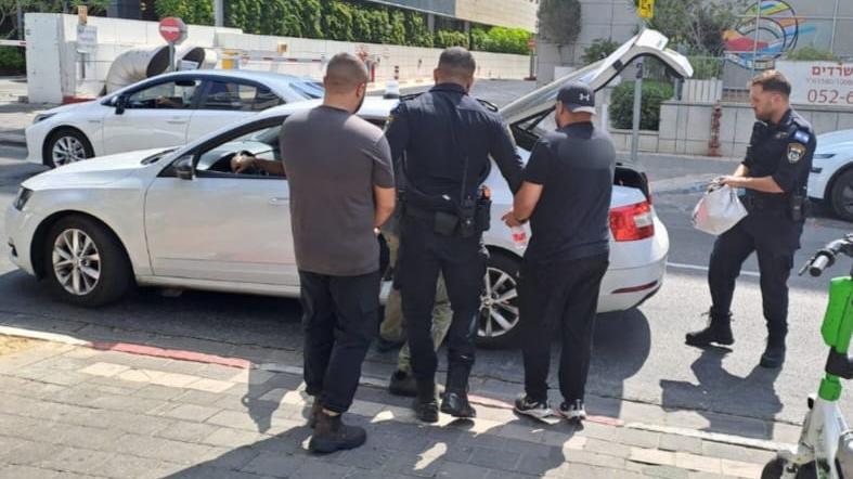 מעצר החשודים במקום