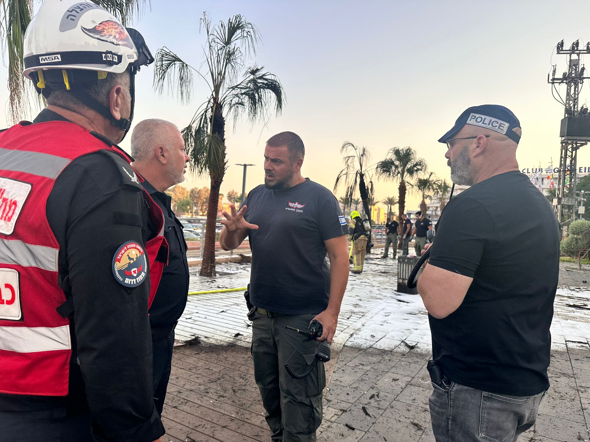 צוות השוטרים בזירה. צילום: דוברות המשטרה