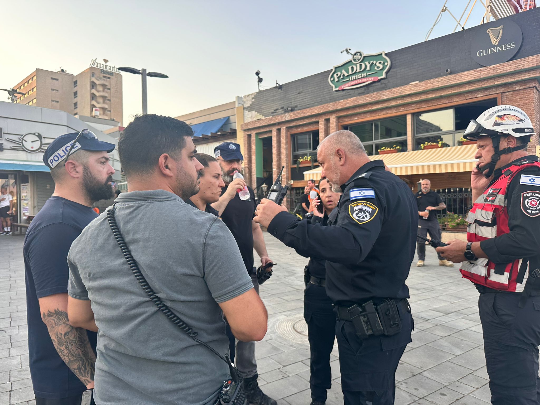 צוות השוטרים בזירה. צילום: דוברות המשטרה