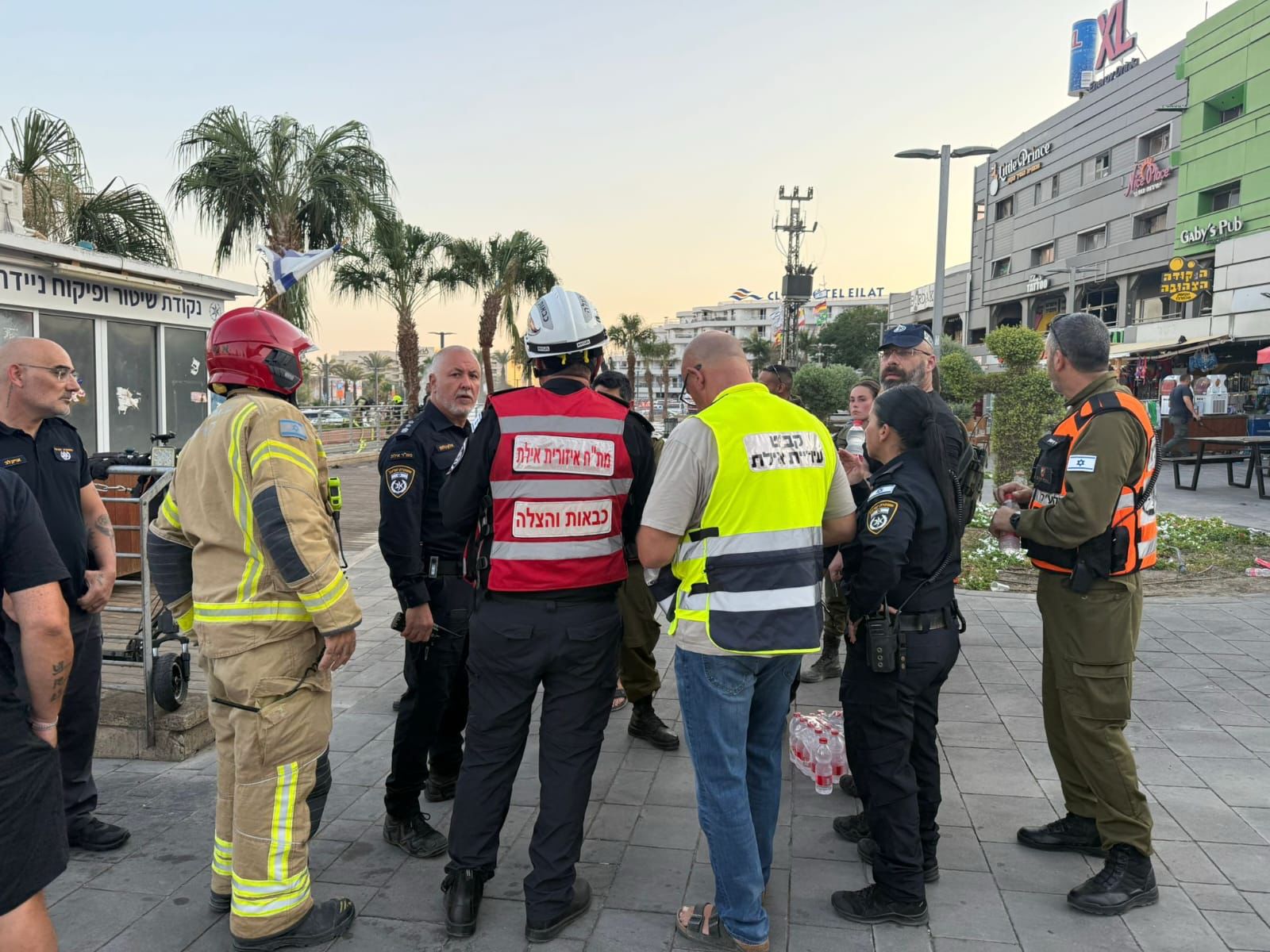 צוותי הכיבוי בזירה. צילום: כבאות והצלה מחוז דרום