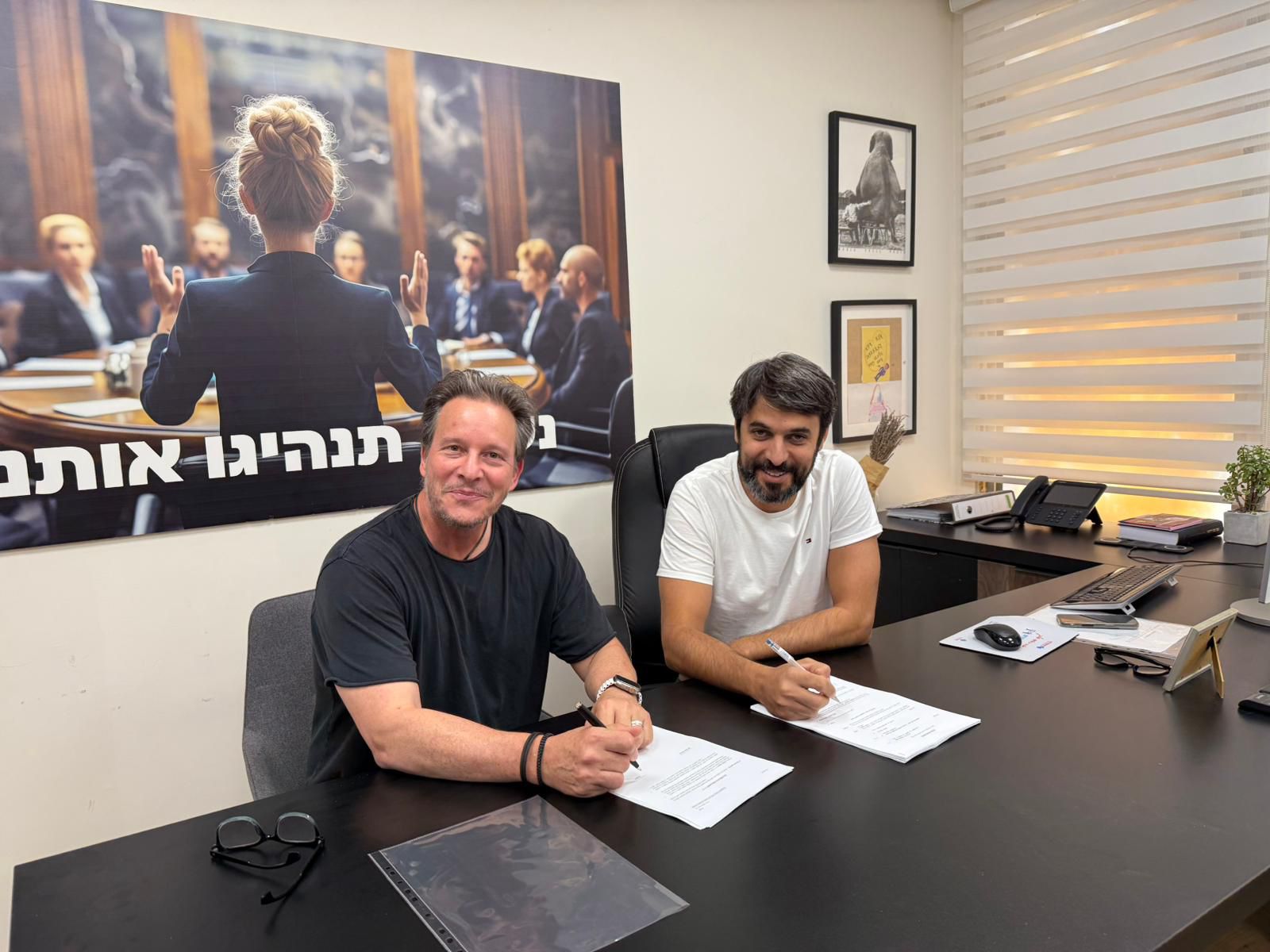 חותמים על ההסכם: מימין: אייל ידין ועופר ריינהרדט. צילום: לאופר