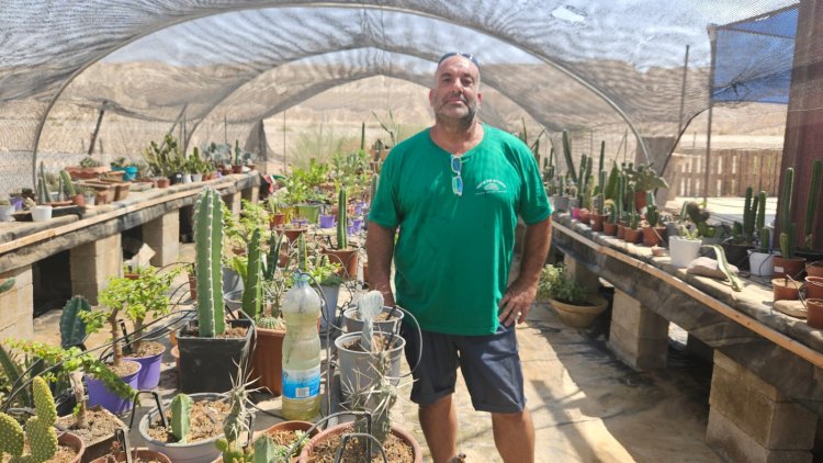 רונן שושני - ההרים שמאחוריו זה כבר ירדן. צילום: ספיר פרץ