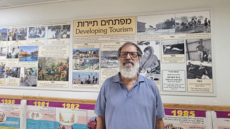 מני גל - פעיל במוזיאון ומדריך גם בגן הבוטני של הקיבוץ. צילום: ספיר פרץ