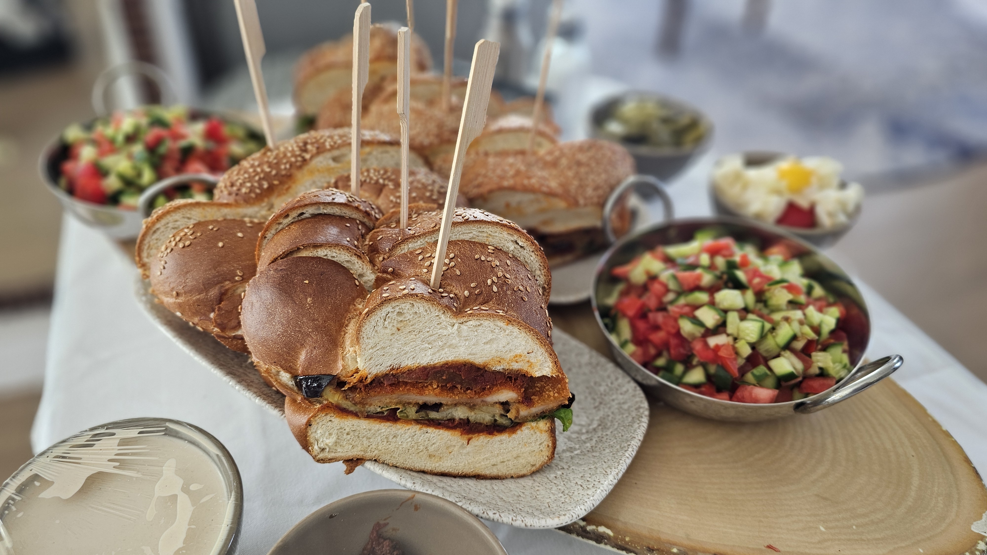 שניצלים בחלה. צילום: אירה מקיינקו