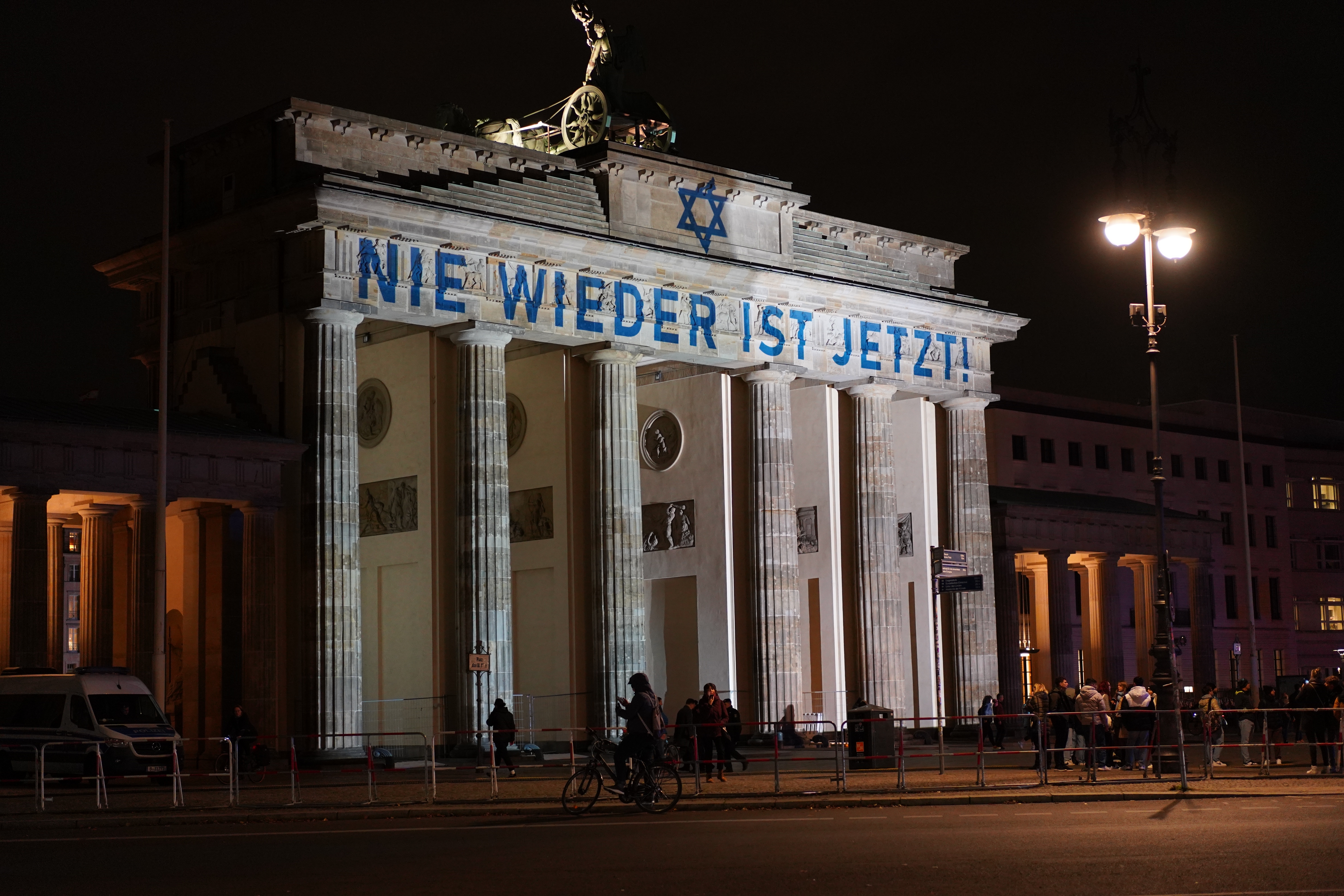NEVER AGAIN IS NOW. צילום: Shutterstock