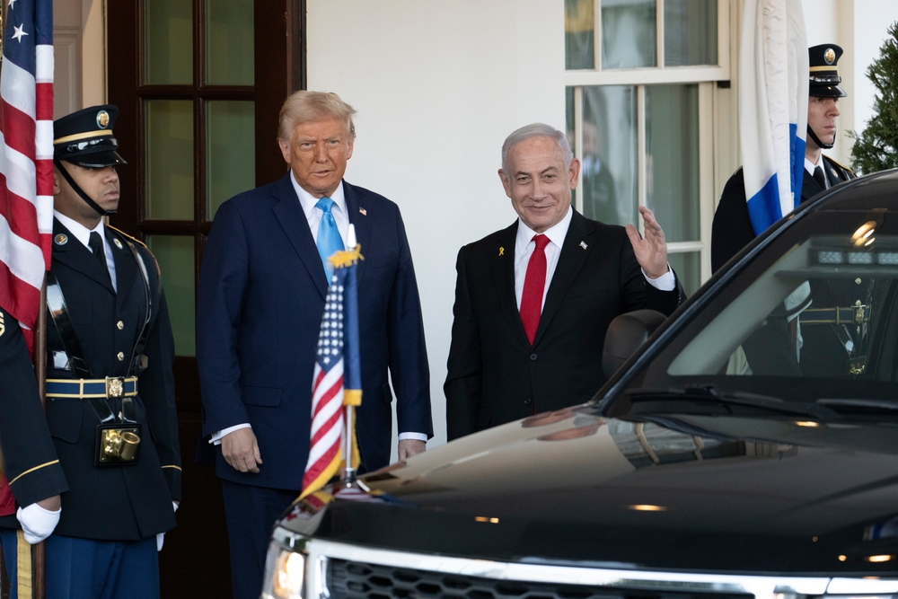 טראמפ עם נתניהו בעת ביקורו בוושינגטון. צילום: noamgalai / Shutterstock.com