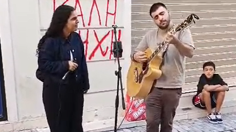 צפו בביצוע בעברית בלב אתונה