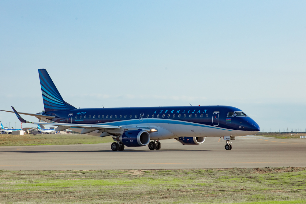 מטוס מדגם Embraer 190 של חברת Azerbaijan Airlines (AZAL). צילום: Nickolastock / Shutterstock