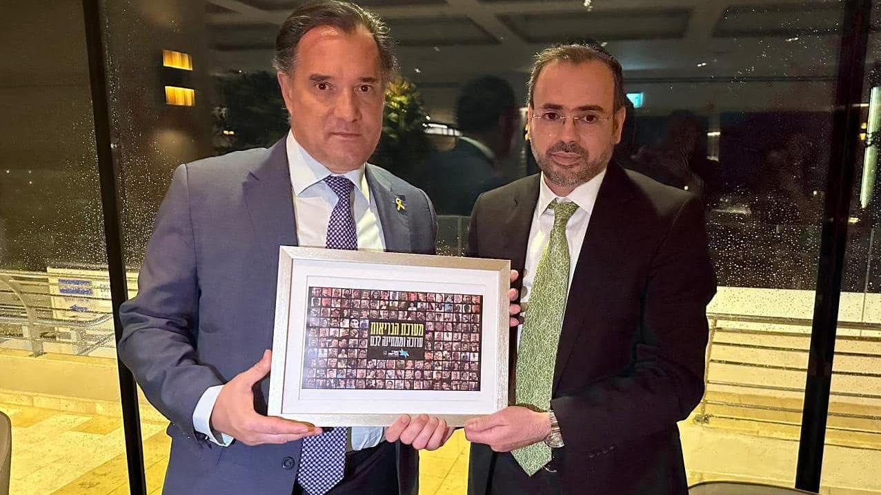 תמונת החטופים במשרדו של סגן ראש ממשלת יוון