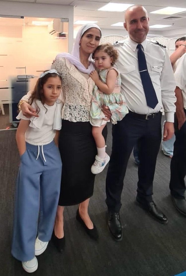 בלי תמיכה מהבית כנראה שהיה לי קשה להצליח. באדר עם רעייתו והילדים. צילום: ארקיע