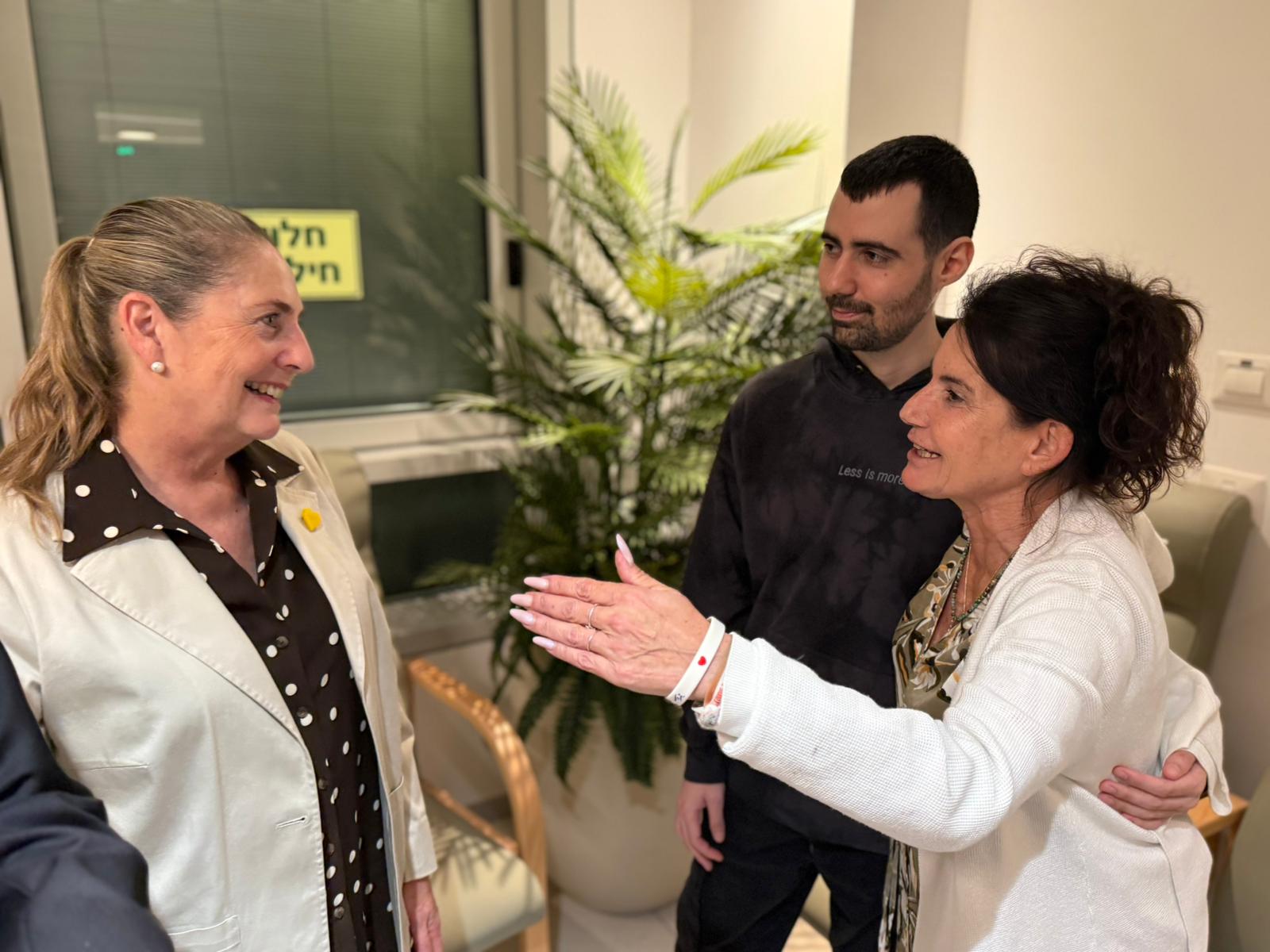 הנשיא ורעייתו נפגשו עם שורדי השבי. צילום: דוברות בית הנשיא