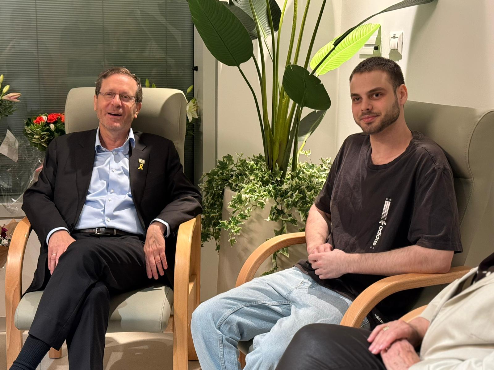 הנשיא ורעייתו נפגשו עם שורדי השבי. צילום: דוברות בית הנשיא