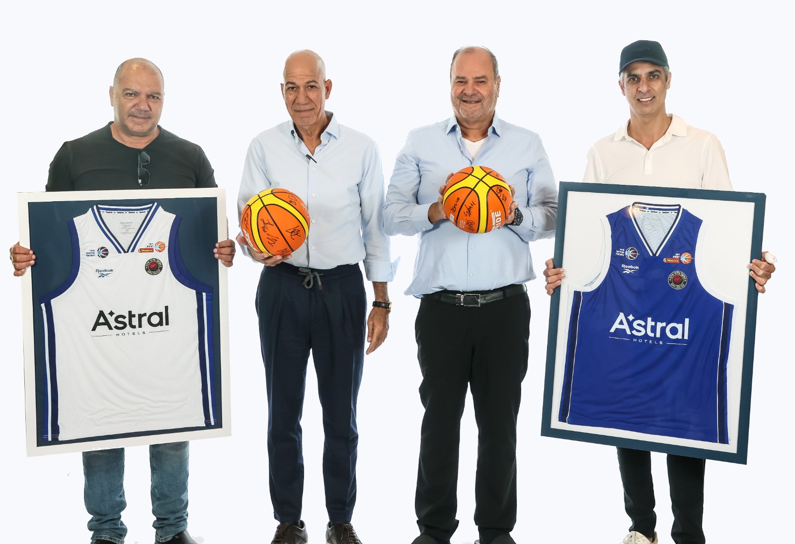 טל פנחס יור הפועל אילת, בני זרח ואשר גבאי בעלים רשת אסטרל, אמיר בוכריס חבר הנהלת מועדון הפועל אילת. צילום: לילך וויס 