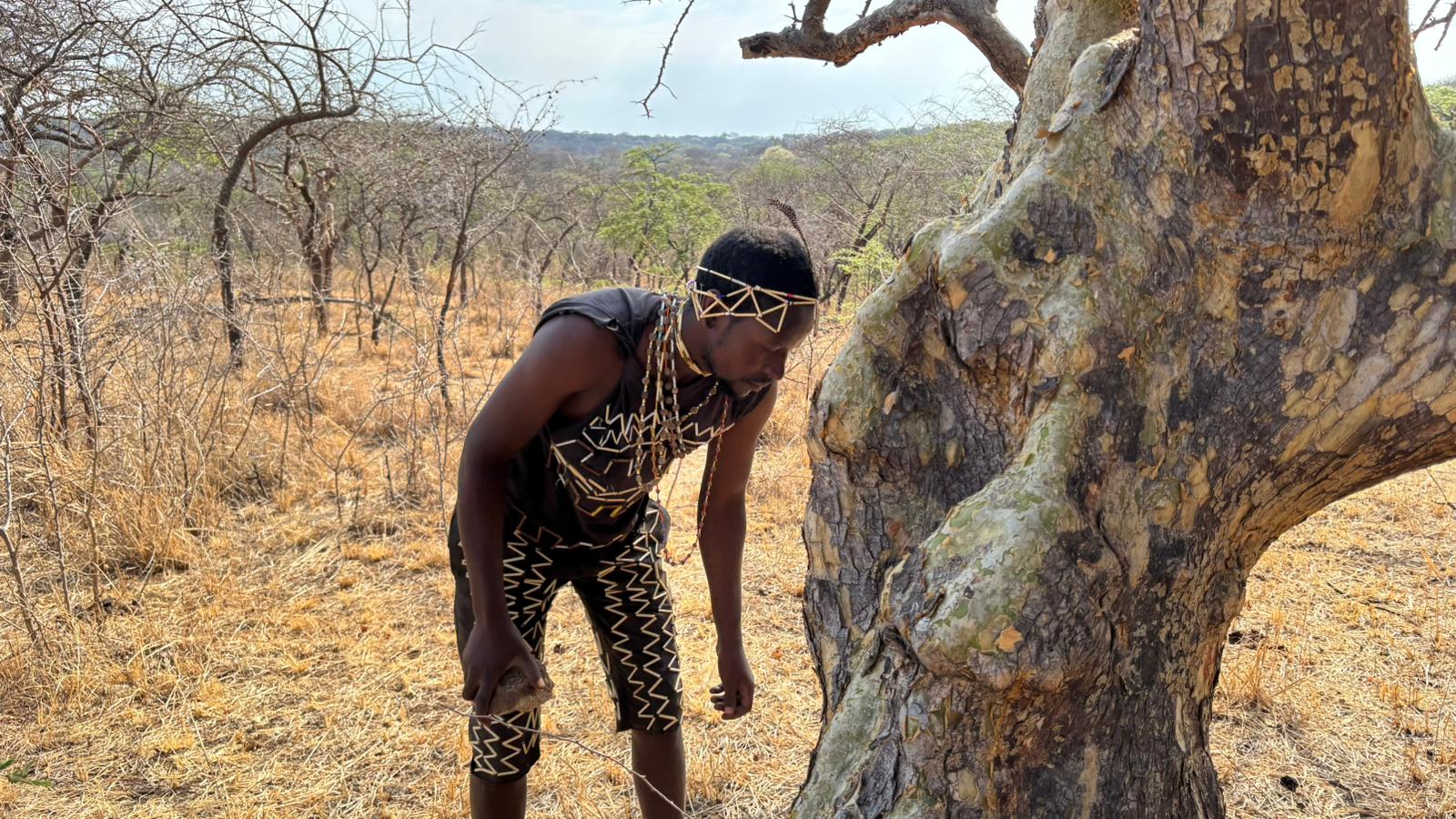 Член редкого племени хадза в Танзании. Фото: Матан Хацрони