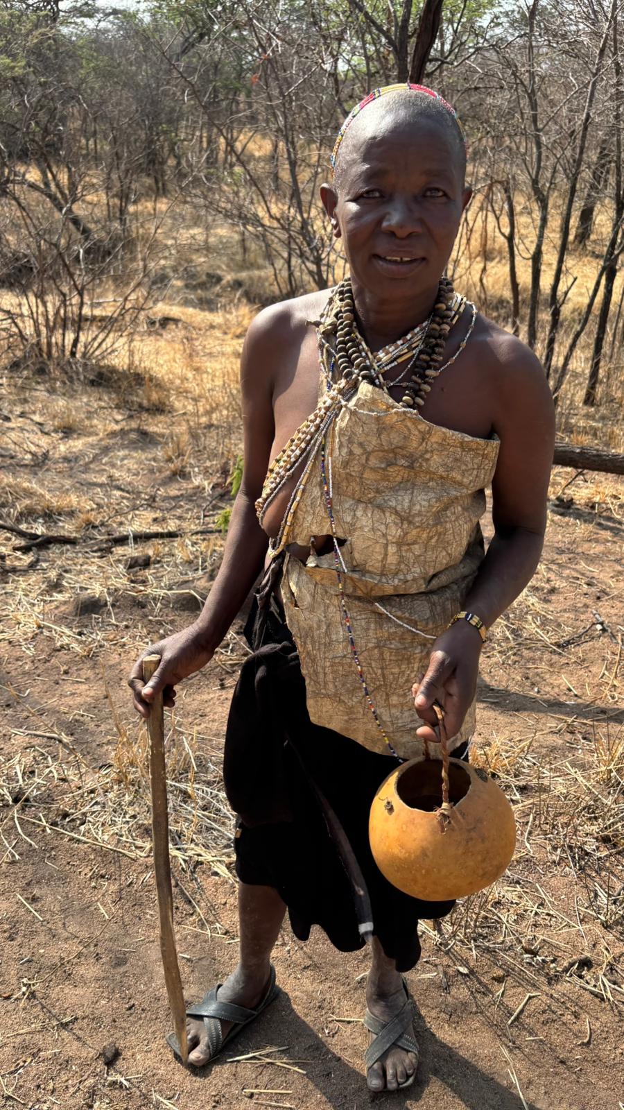 Член редкого племени хадза в Танзании. Фото: Матан Хацрони