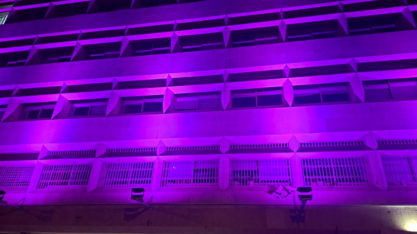 בניין מטה רשות האוכלוסין וההגירה בירושלים הואר בצבע ורוד