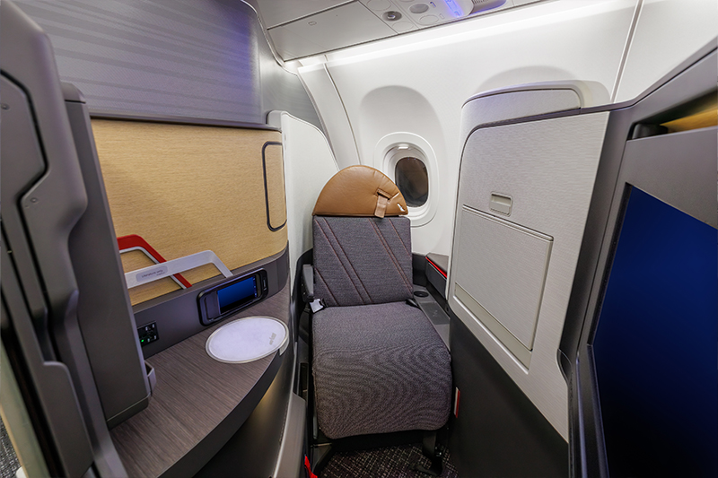20 Flagship Suite® seats on American Airlines with a privacy door and flatbed. Photo: 