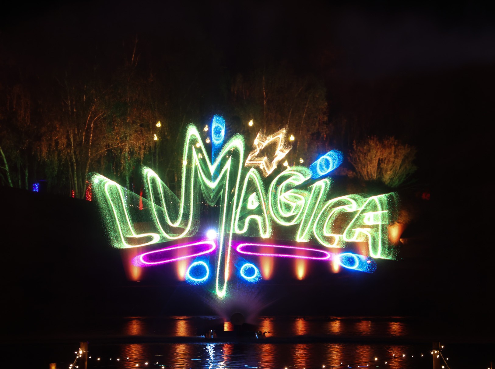 Огромный водный экран, шириной около 25 метров и высотой около 5 метров. Фото: MK-illumination