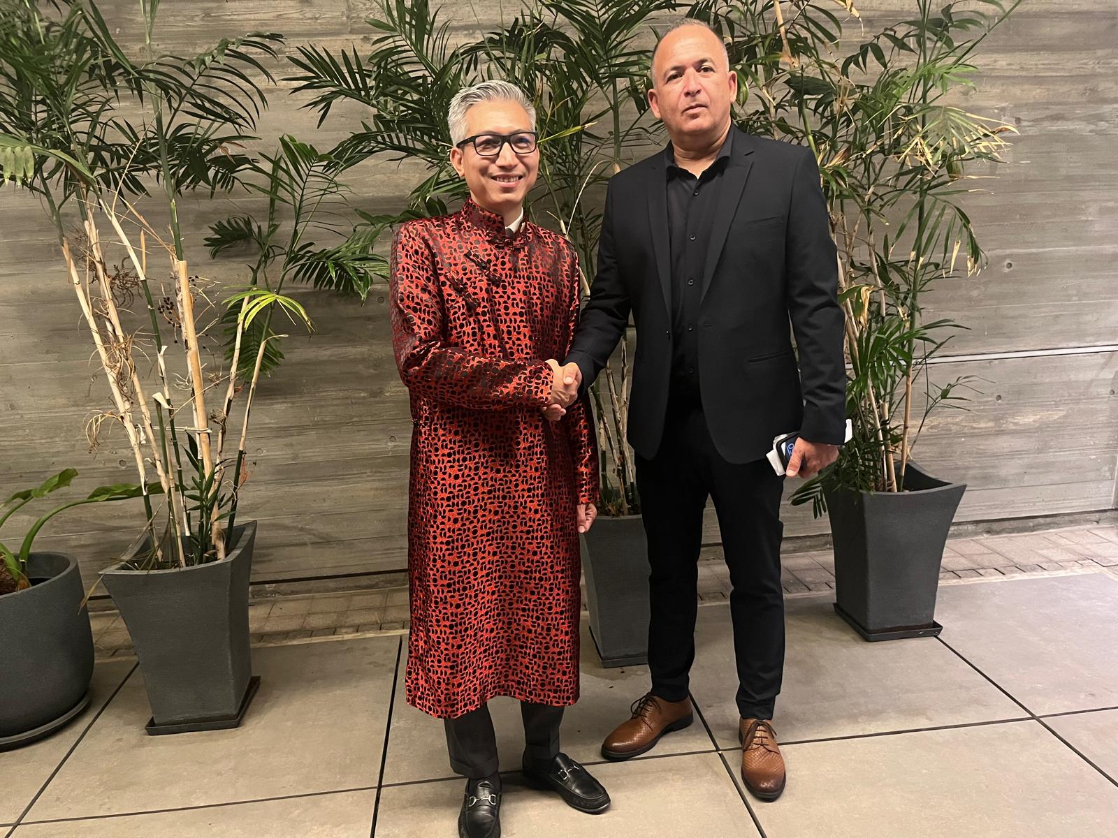 Ady Azoulay and the Ambassador of Vietnam to Israel, Duc Trang (Photo: PassportNews)