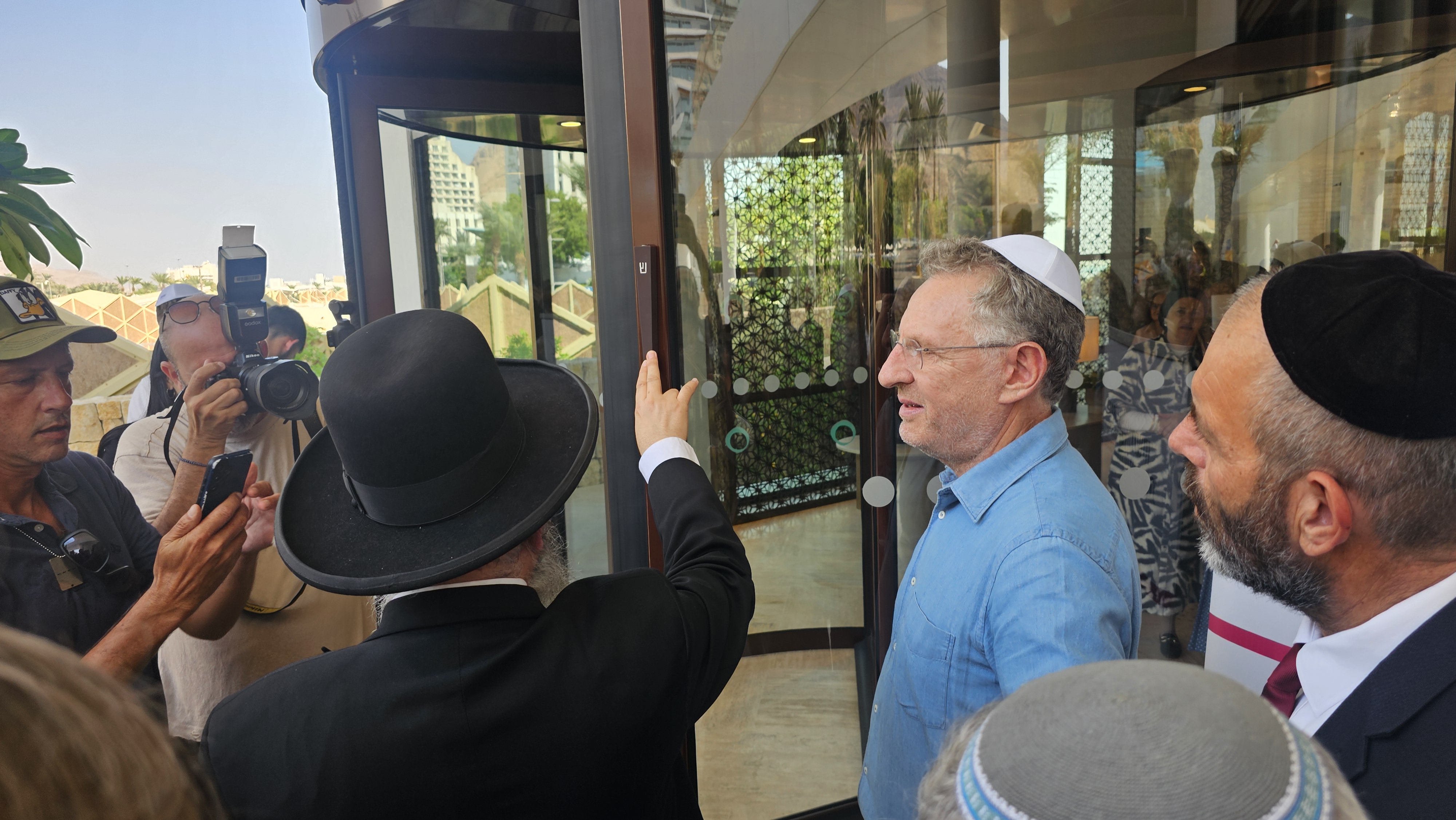 קביעת המזוזה במלון קיימא. צילום: אירה מקיינקו