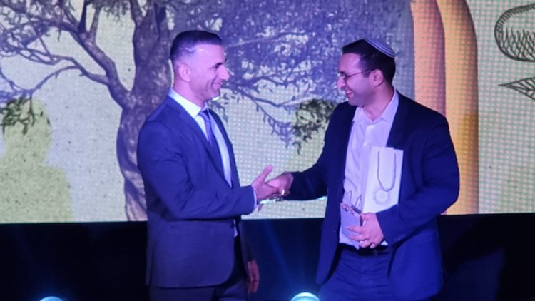  השר לפיתוח הנגב והגליל מקבל שמן זית כהוקרת תודה על פועלו מראש העיר מע'אר. צילום: ספיר פרץ