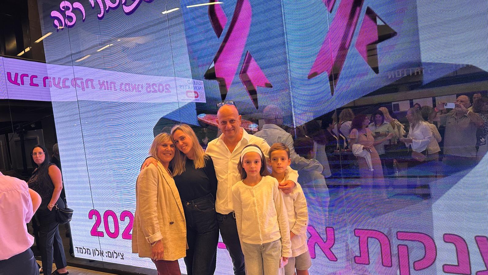 אלי גרוס עם משפחתו. צילום: ענת מוסקו גרינברג ומשה דבי