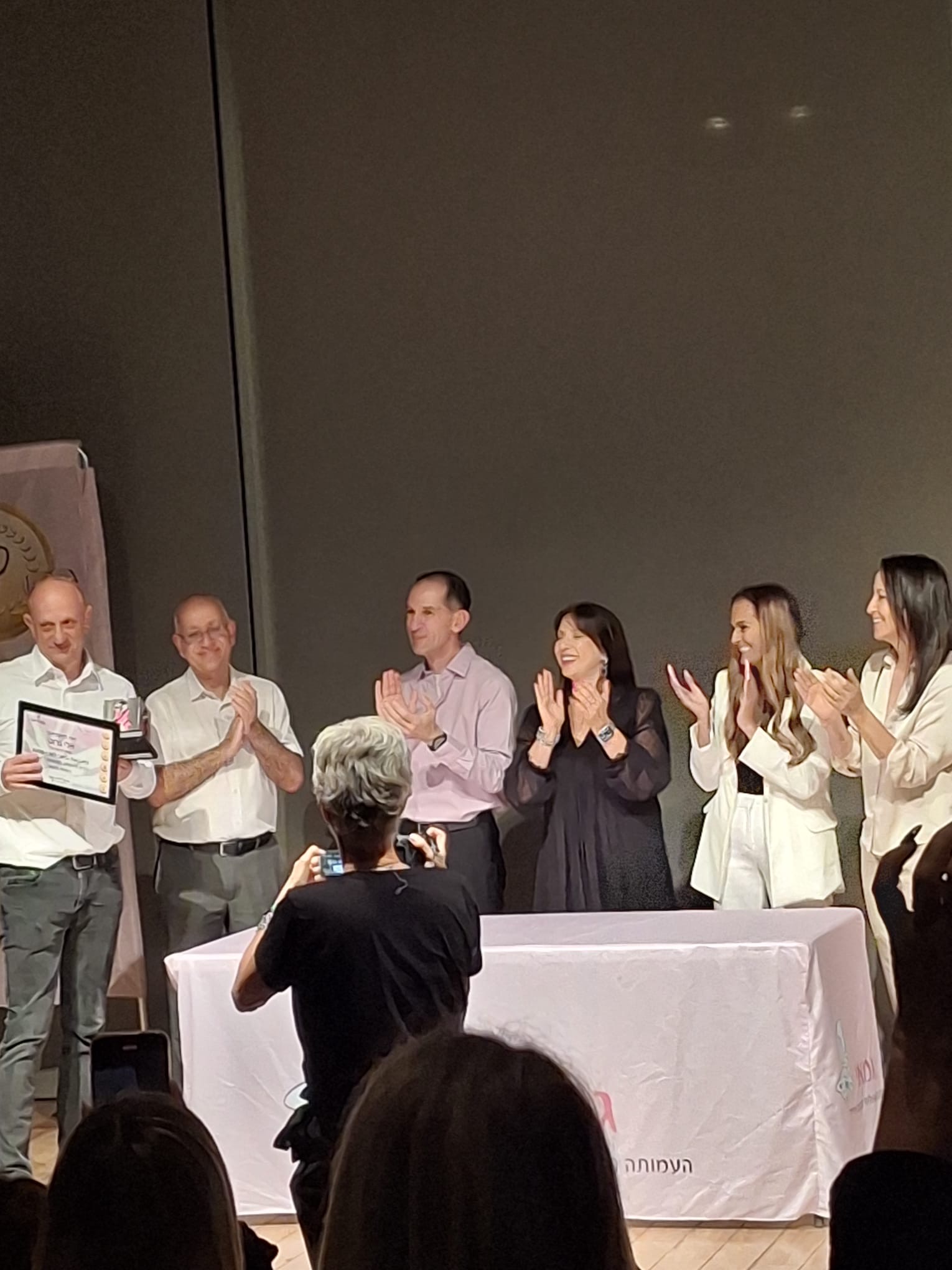 אלי גרוס בקבלת הפרס. צילום: ענת מוסקו גרינברג ומשה דבי