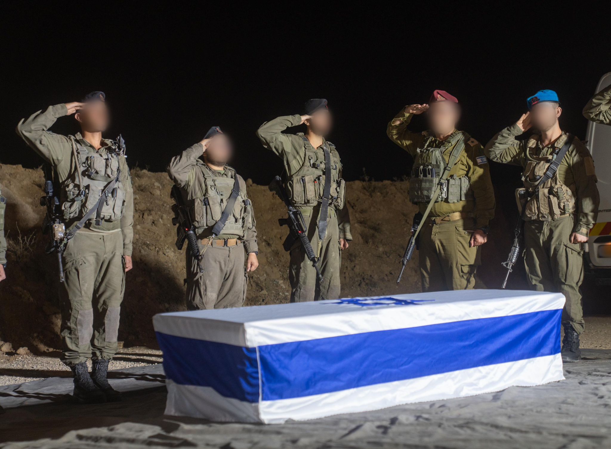 תמונה מהמעמד הצבאי בעת קבלת הארון. צילום: דובר צה״ל