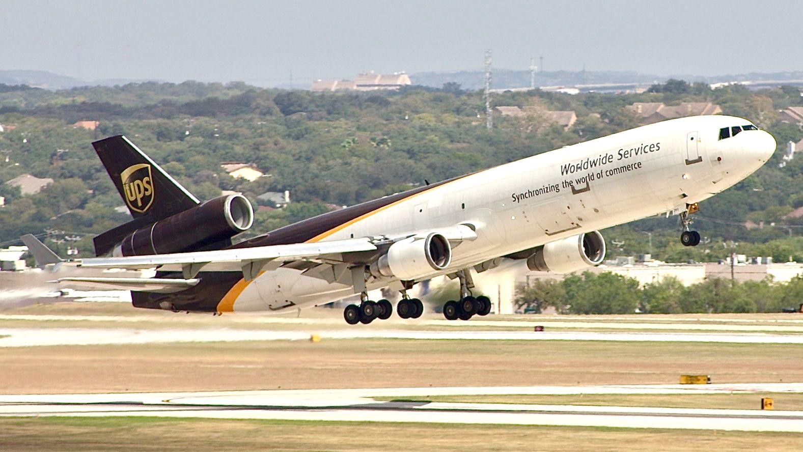 מטוס MD11 של חברת UPS (צילום: SHUTTERSTOCK - Austin Deppe)