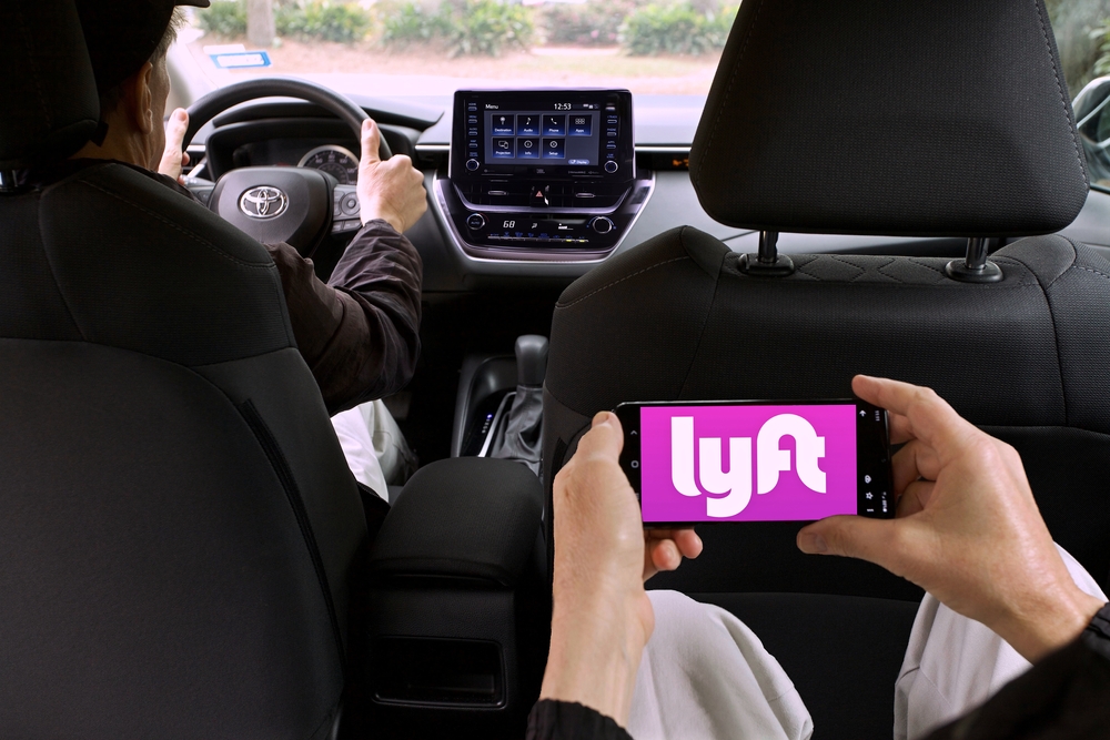 צבירת מיילים ב-United על כל נסיעה ב-Lyft. צילום: Wirestock Creators / Shutterstock.com
