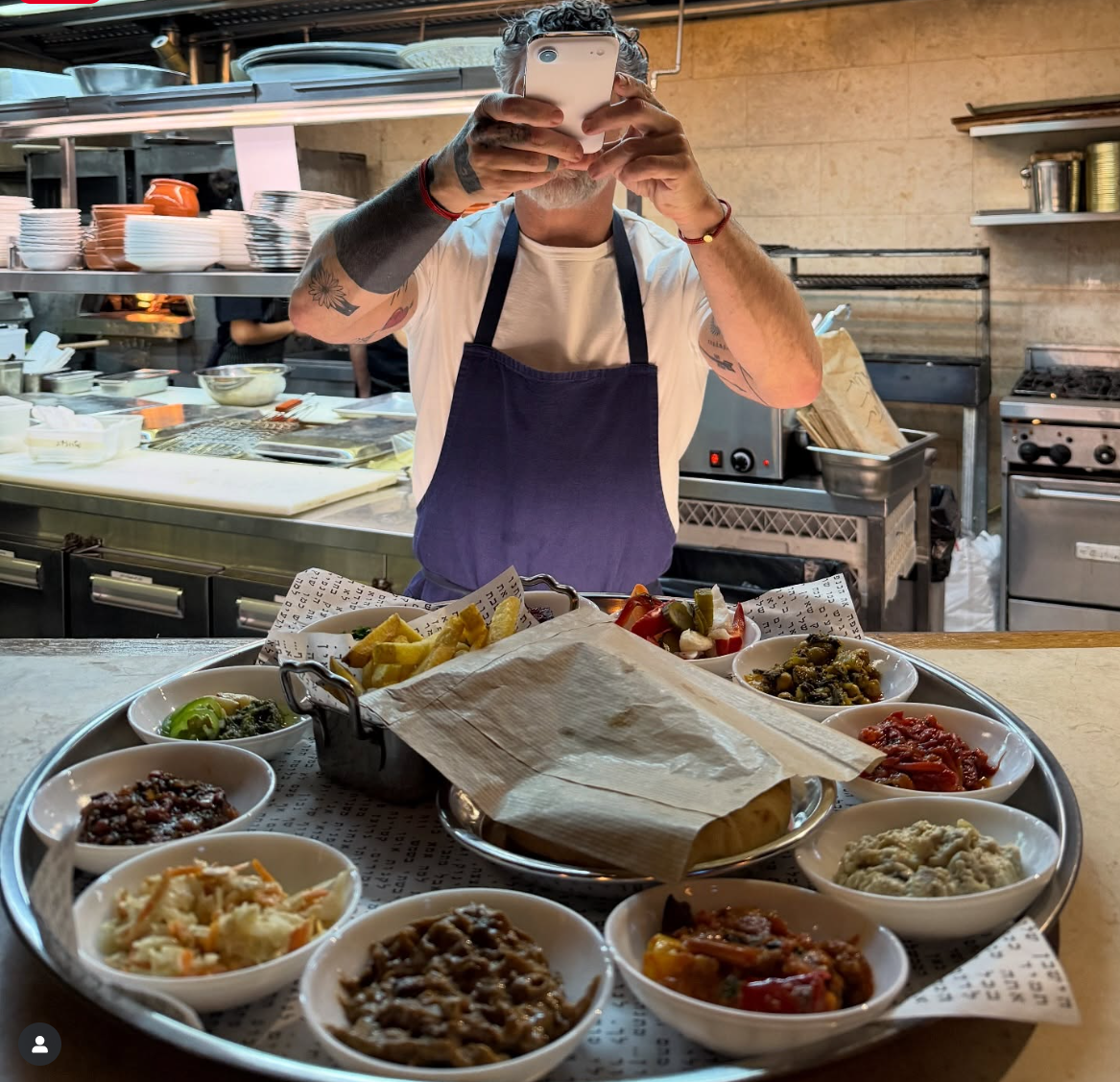 ממנגל ומצלם. אסף גרניט במקום החדש שלו. מתוך האינסטגרם של המקום