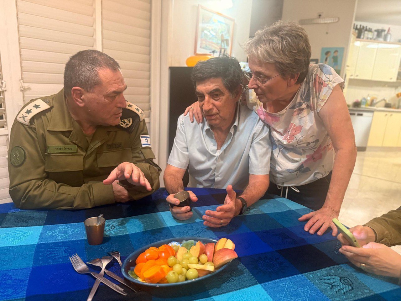 הרמטכ״ל והוריו של הדר גולדין. צילום: דובר צה״ל